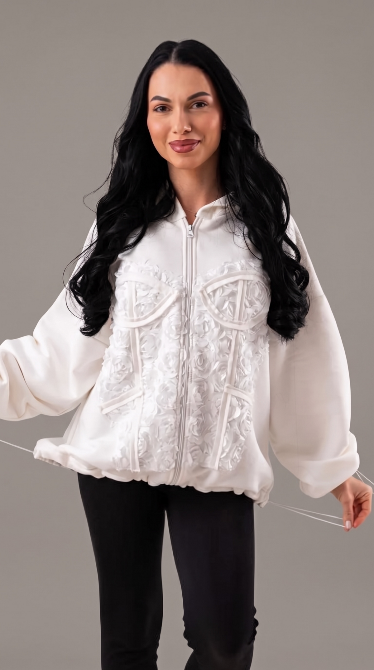 Hanorac dama off white cu aplicatie tip corset si trandafiri in relief