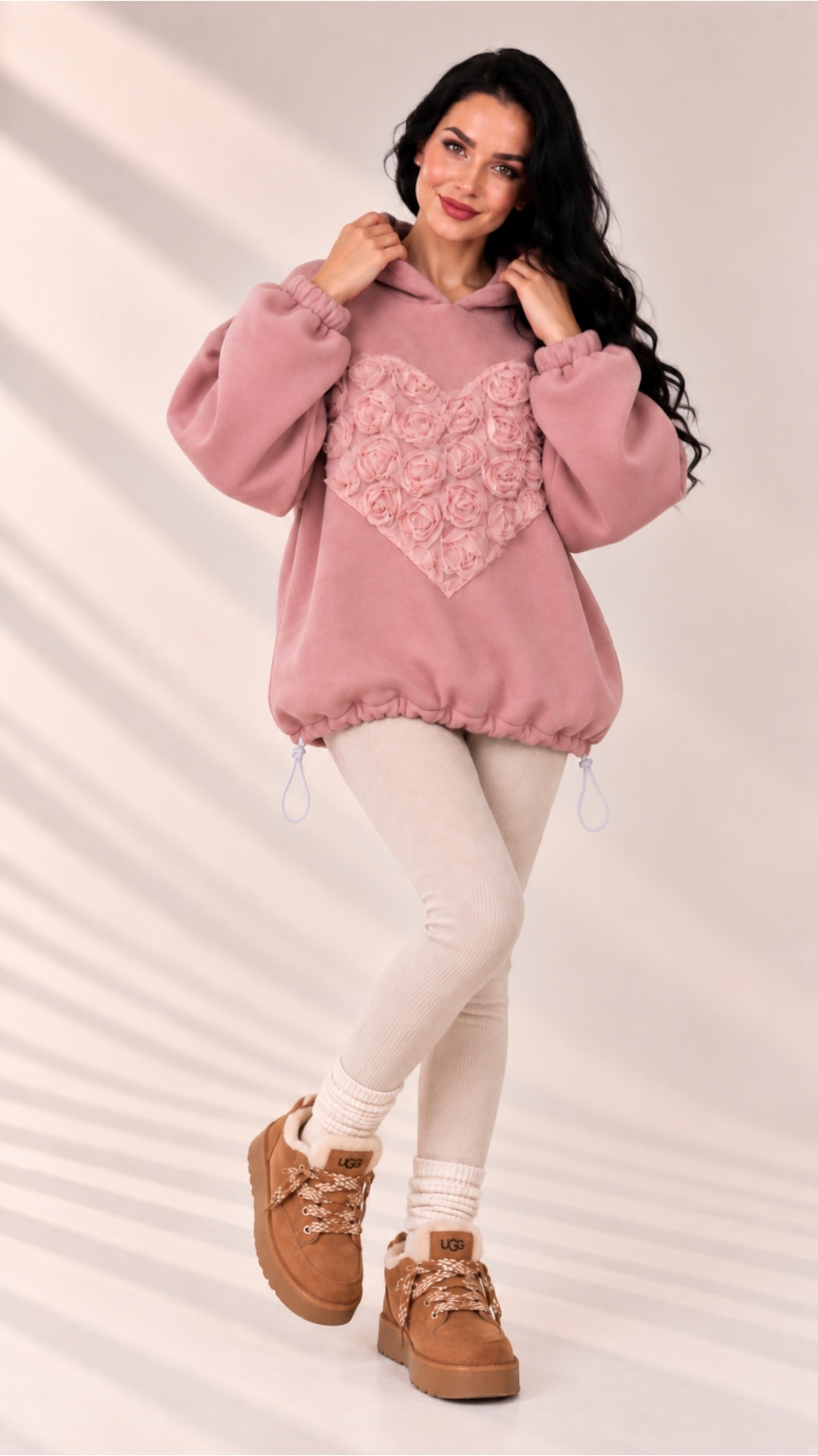 Hanorac dama roz pudra cu aplicatie de trandafiri din organza