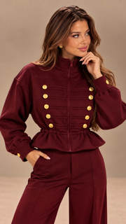 Trening dama burgundi in stil militar cu nervuri decorative si nasturi aurii