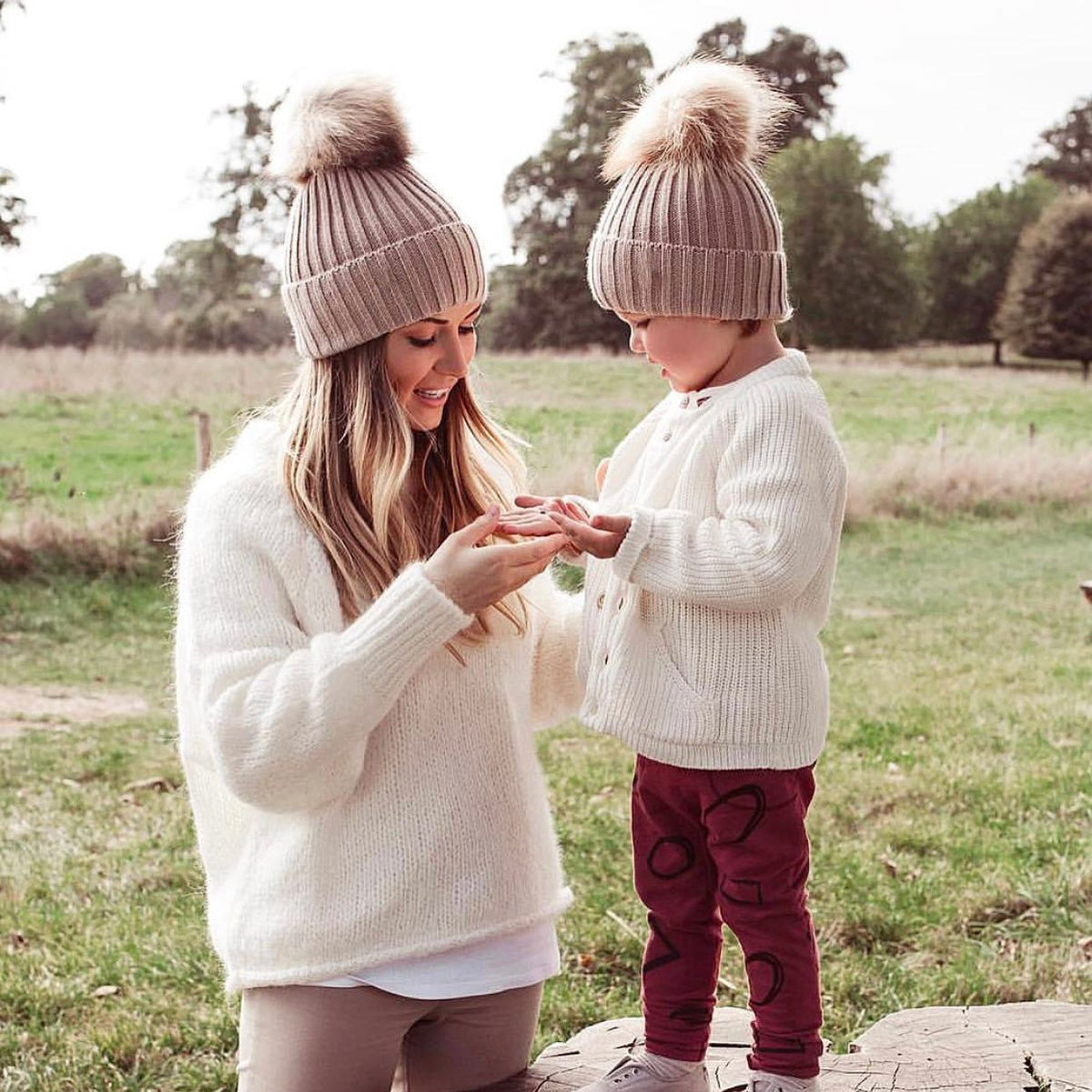 Set fesuri din tricot mama copil cu mot blana naturala - Creamy
