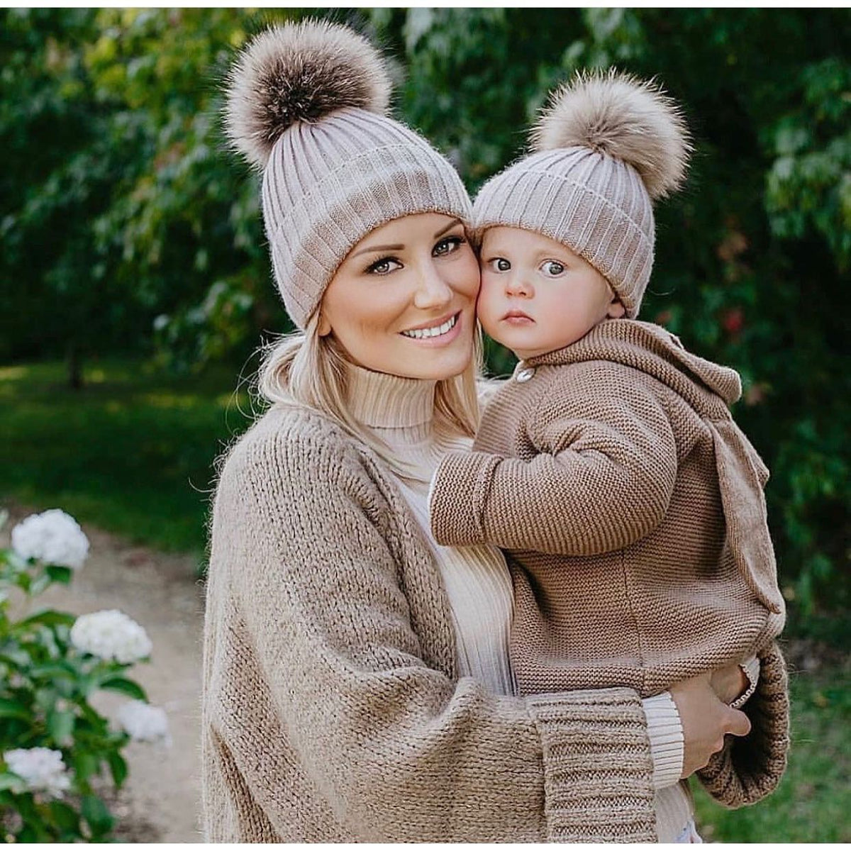 Set fesuri din tricot mama copil cu mot blana naturala - Creamy