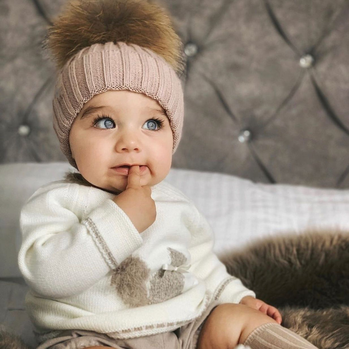 Set fesuri din tricot mama copil cu mot blana naturala - Creamy