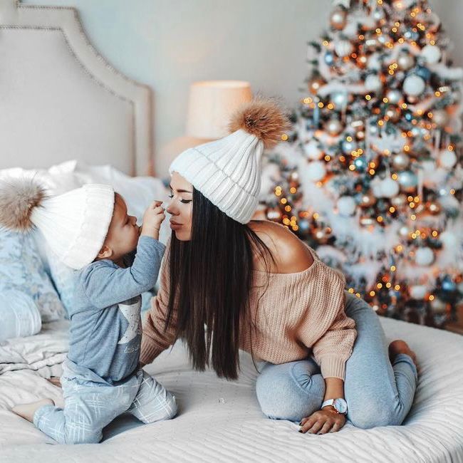 Set fesuri din tricot mama fiica cu mot blana naturala – Albe