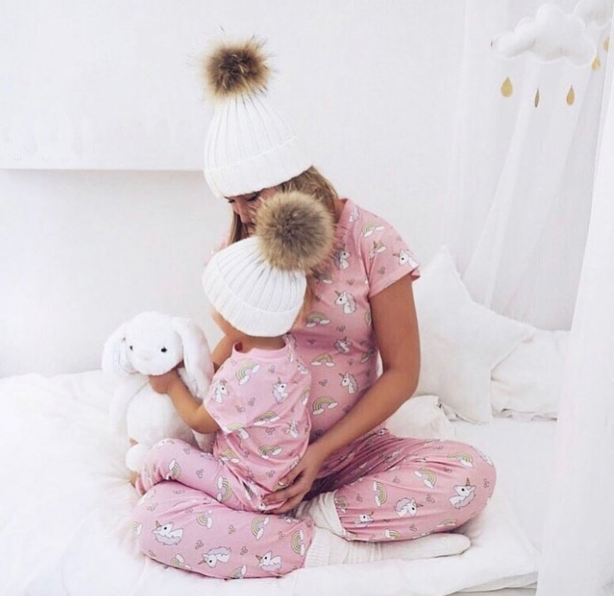 Set fesuri din tricot mama fiica cu mot blana naturala – Albe