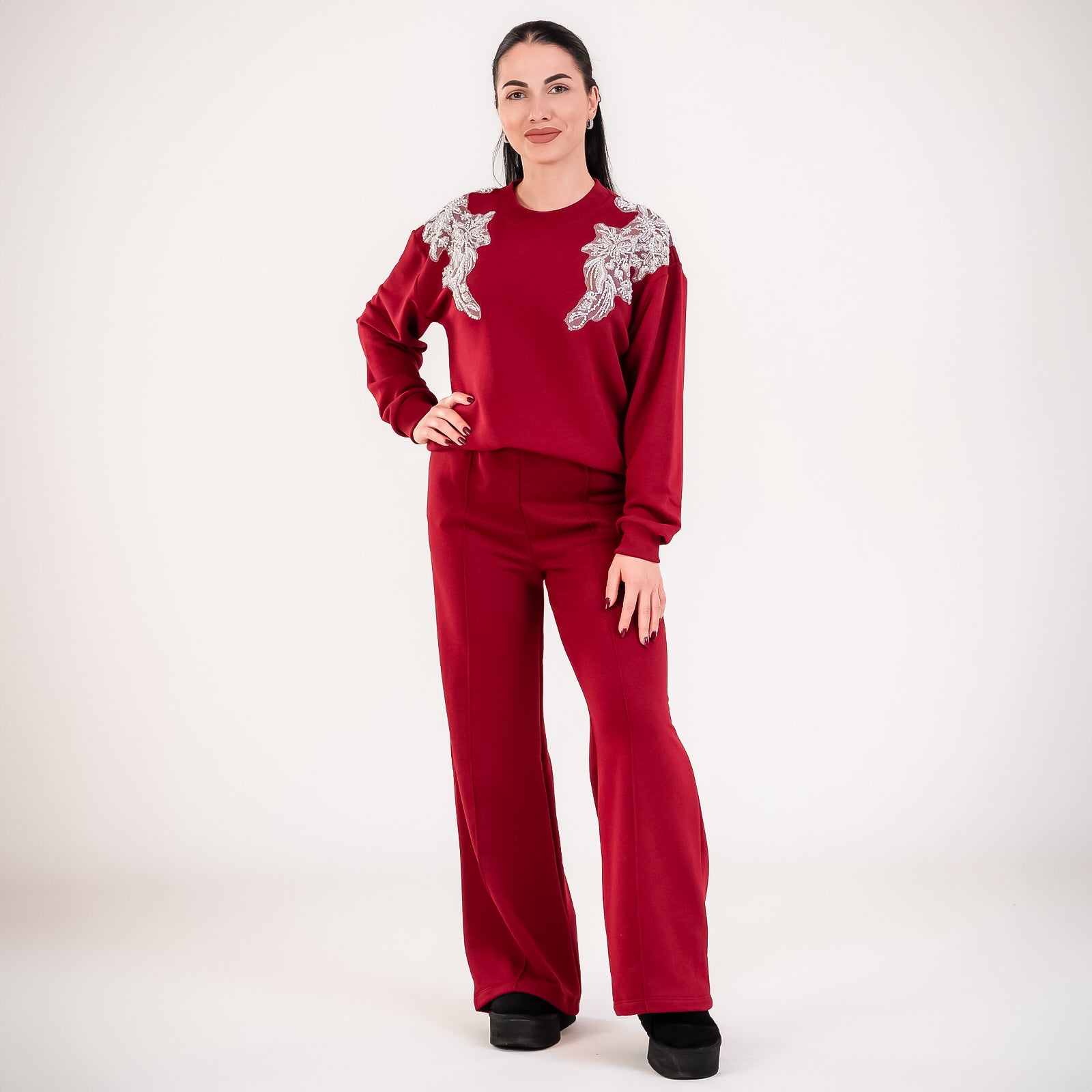 Trening dama burgundy cu aplicatii de broderie si perle
