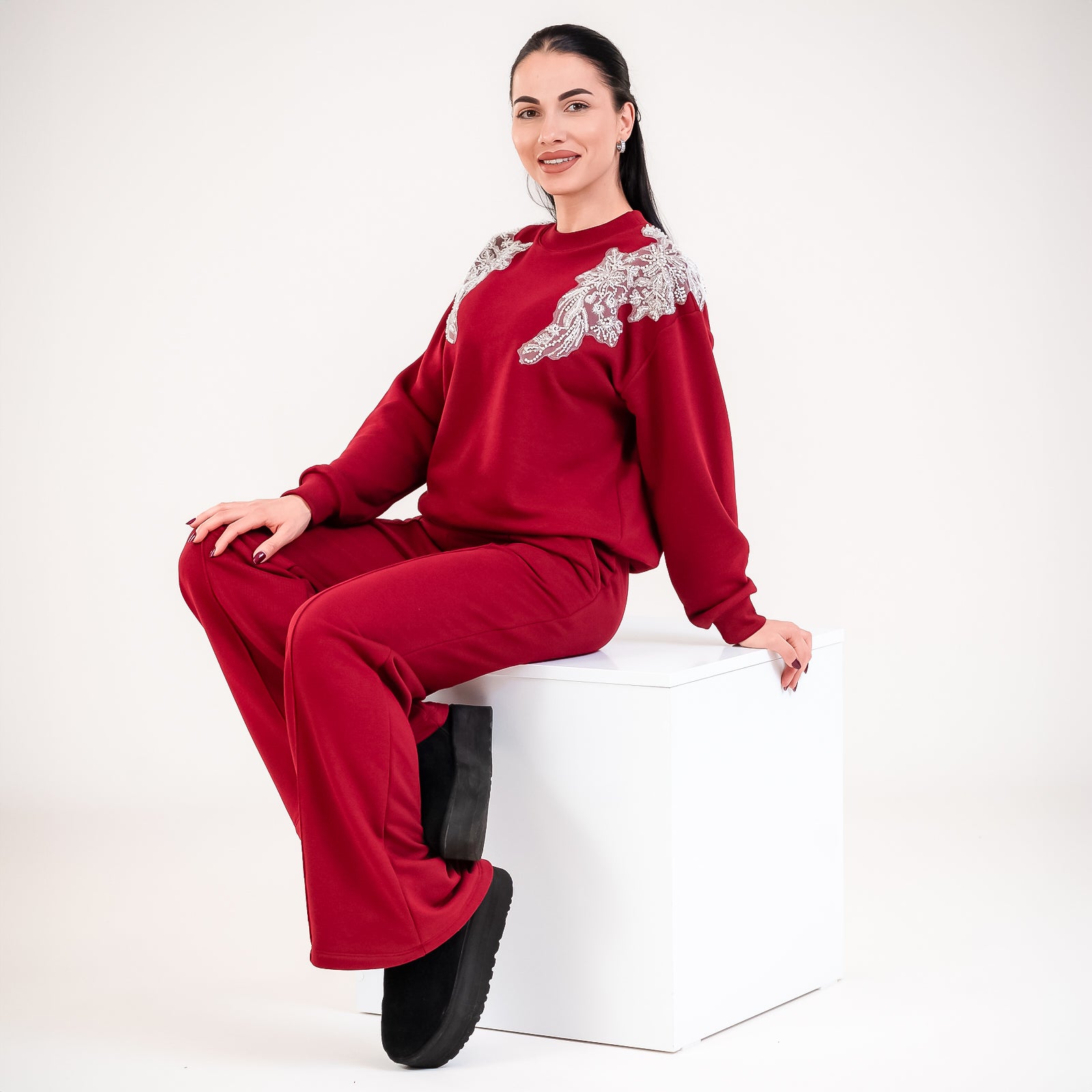 Trening dama burgundy cu aplicatii de broderie si perle