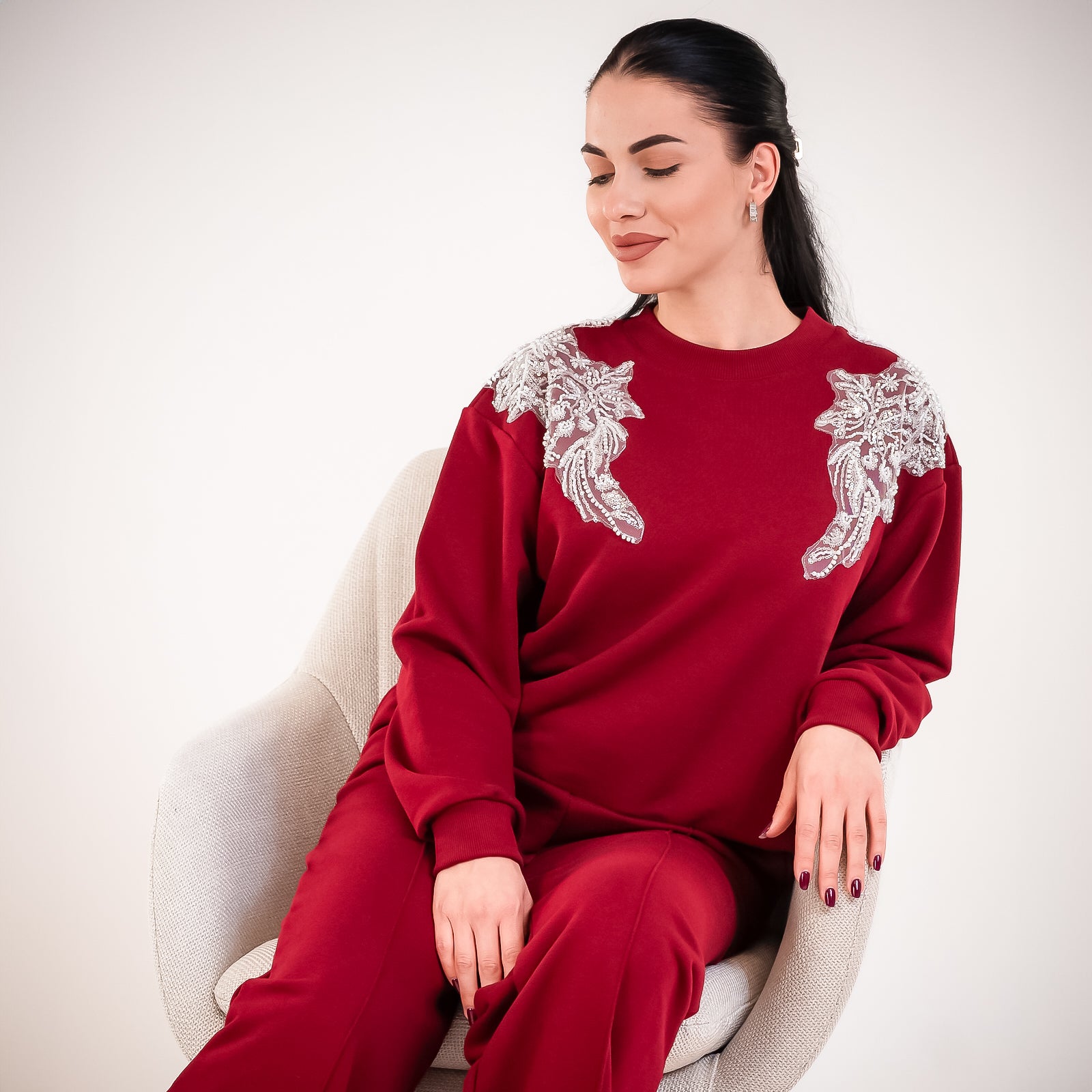 Trening dama burgundy cu aplicatii de broderie si perle