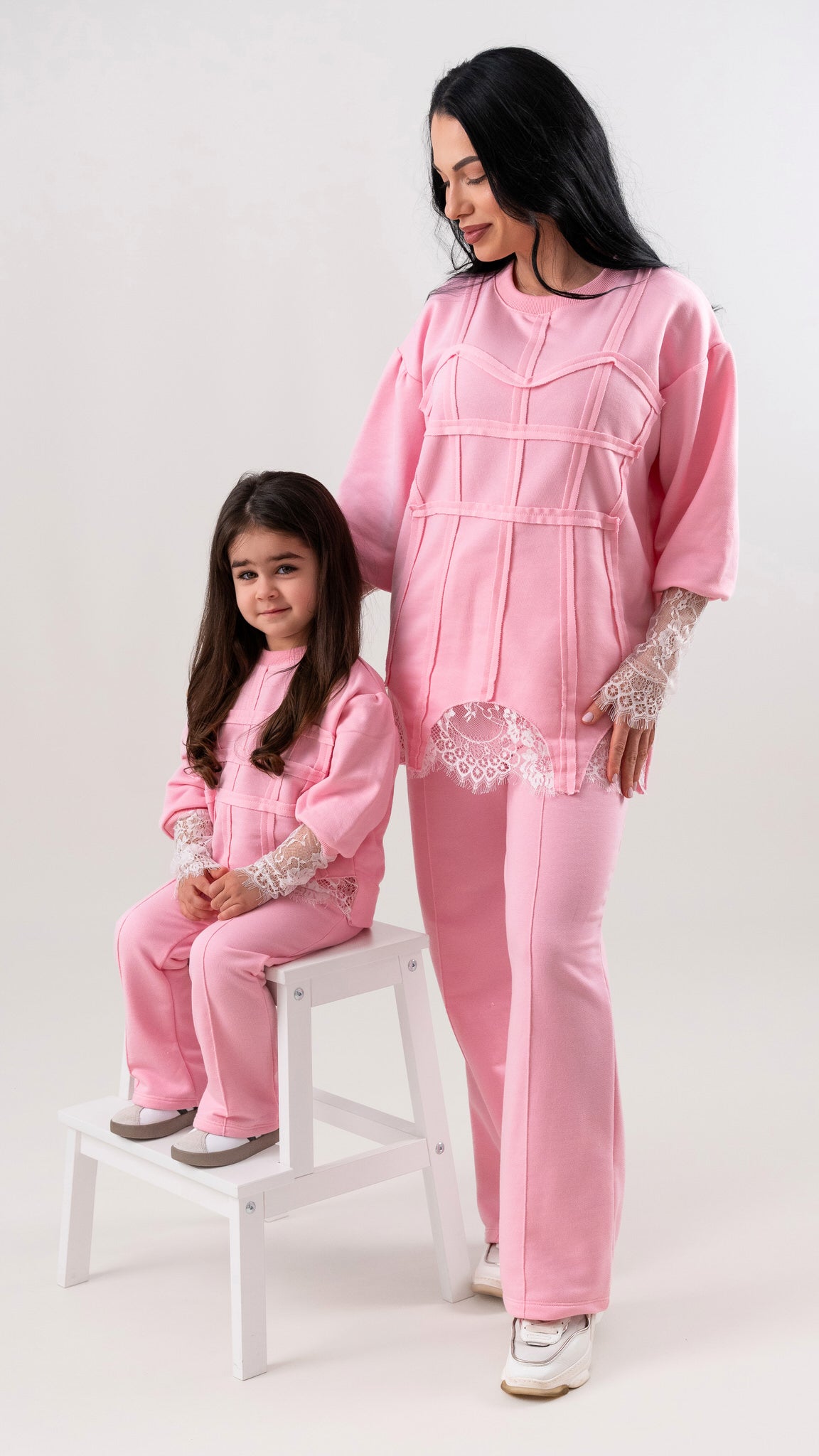 Set treninguri mama fiica roz cu bandaje si dantela chantilly