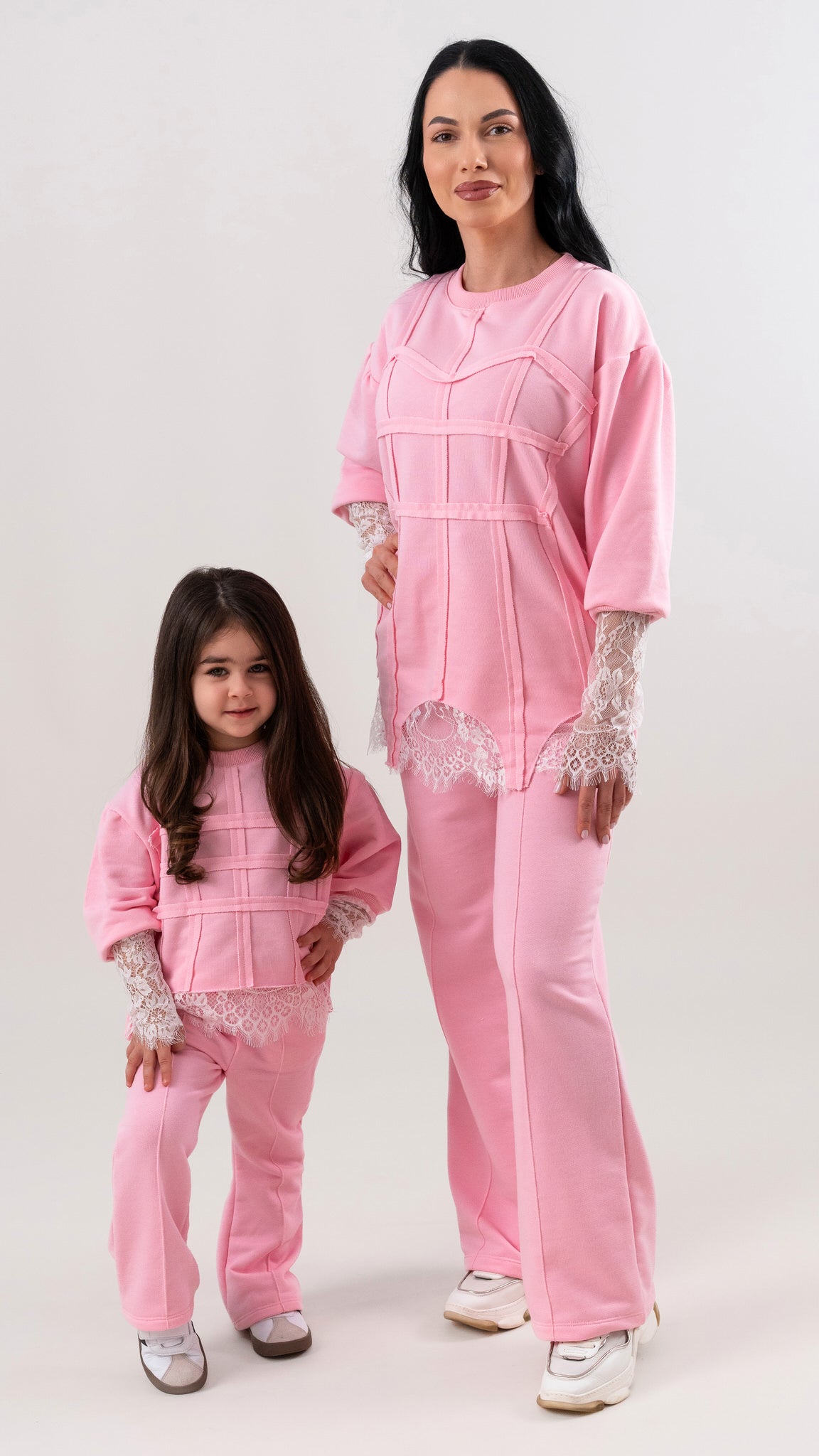 Set treninguri mama fiica roz cu bandaje si dantela chantilly