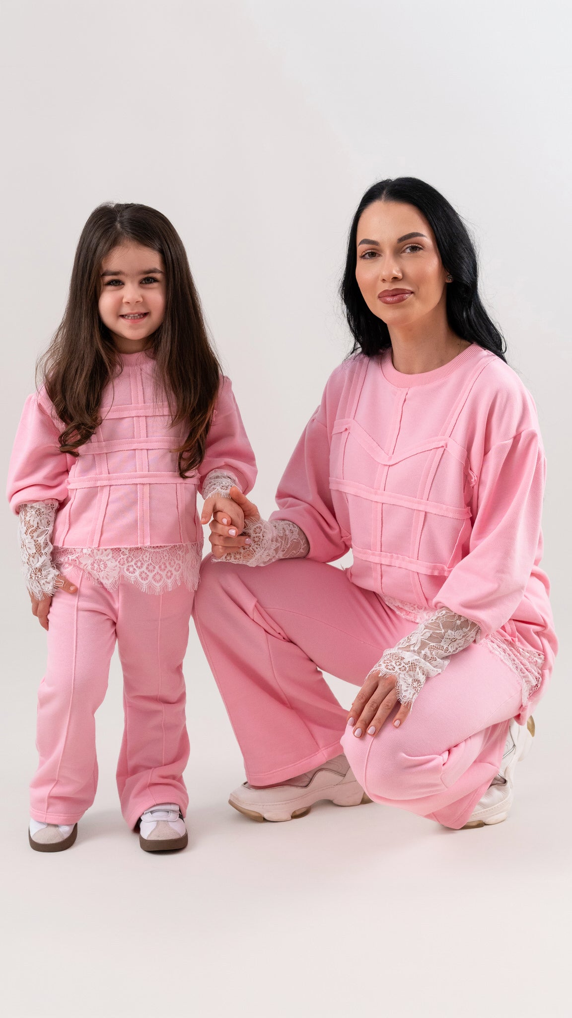 Set treninguri mama fiica roz cu bandaje si dantela chantilly