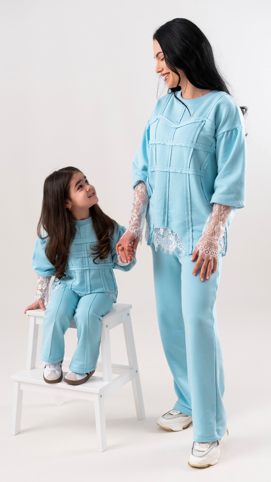 Set treninguri mama fiica bleu cu bandaje si dantela chantilly