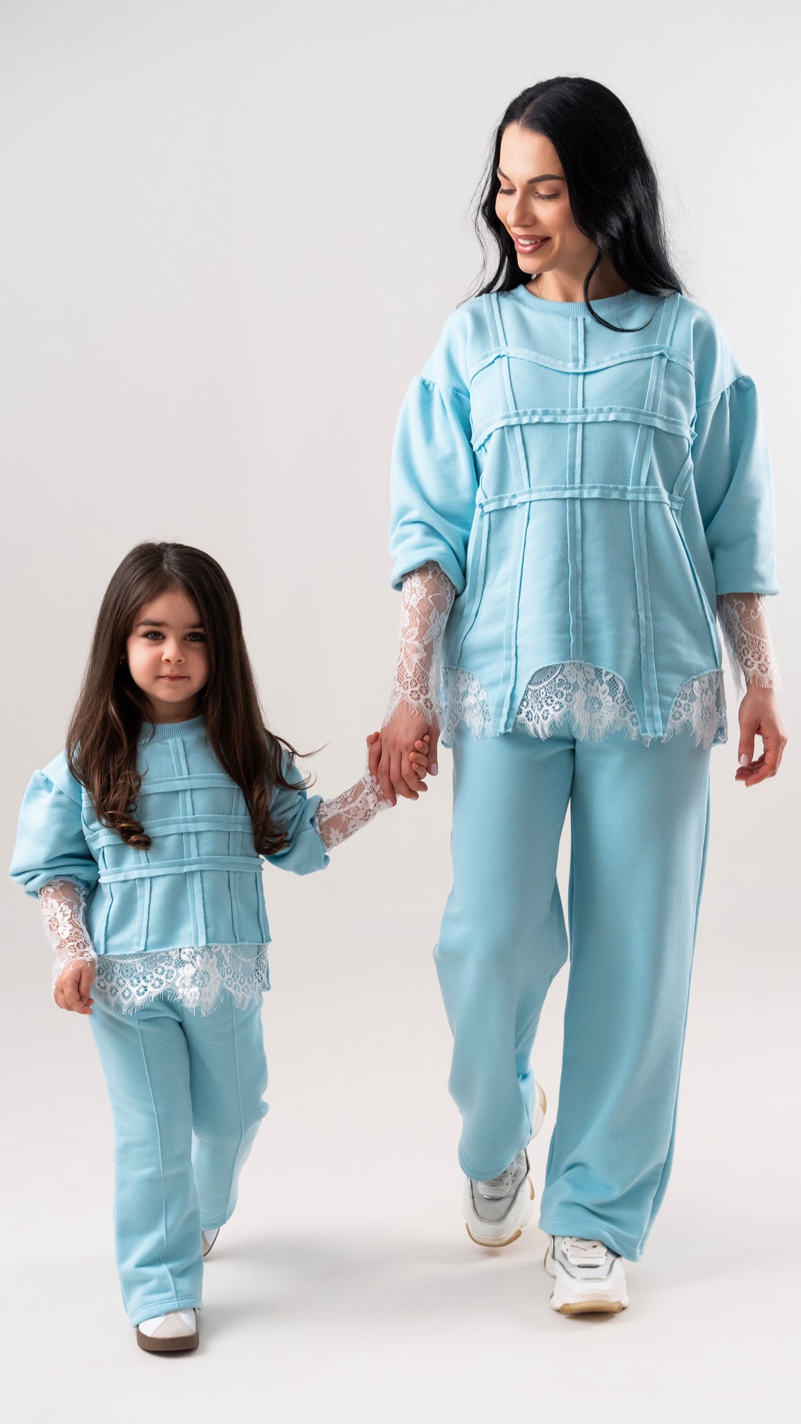 Set treninguri mama fiica bleu cu bandaje si dantela chantilly