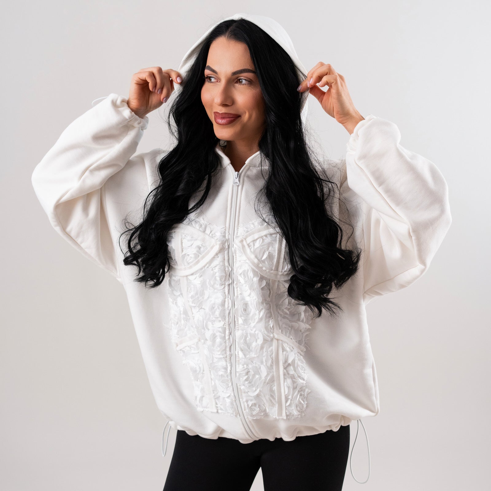 Hanorac dama off white cu aplicatie tip corset si trandafiri in relief