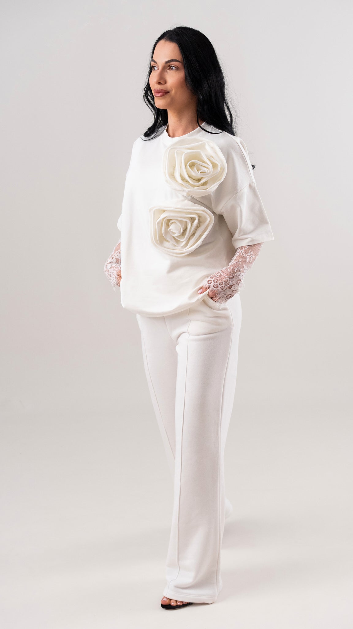 Compleu dama off white cu flori aplicate si maneci din dantela chantilly detasabile