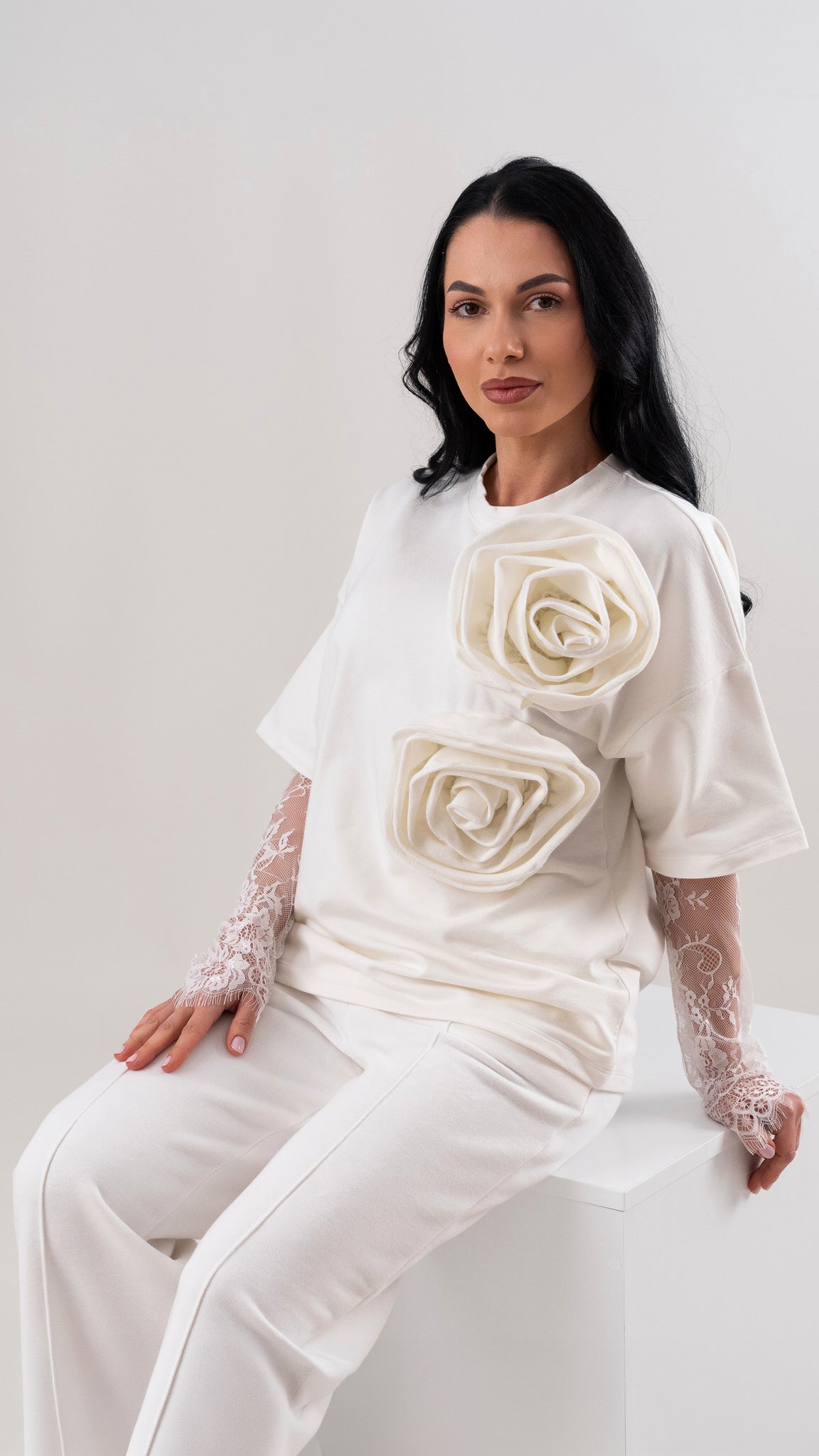 Compleu dama off white cu flori aplicate si maneci din dantela chantilly detasabile