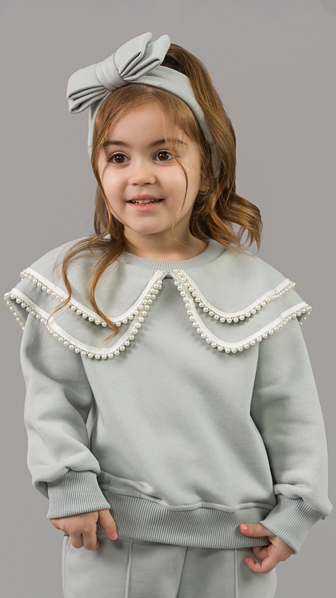 Trening fete gri cu guler accesorizat cu perle