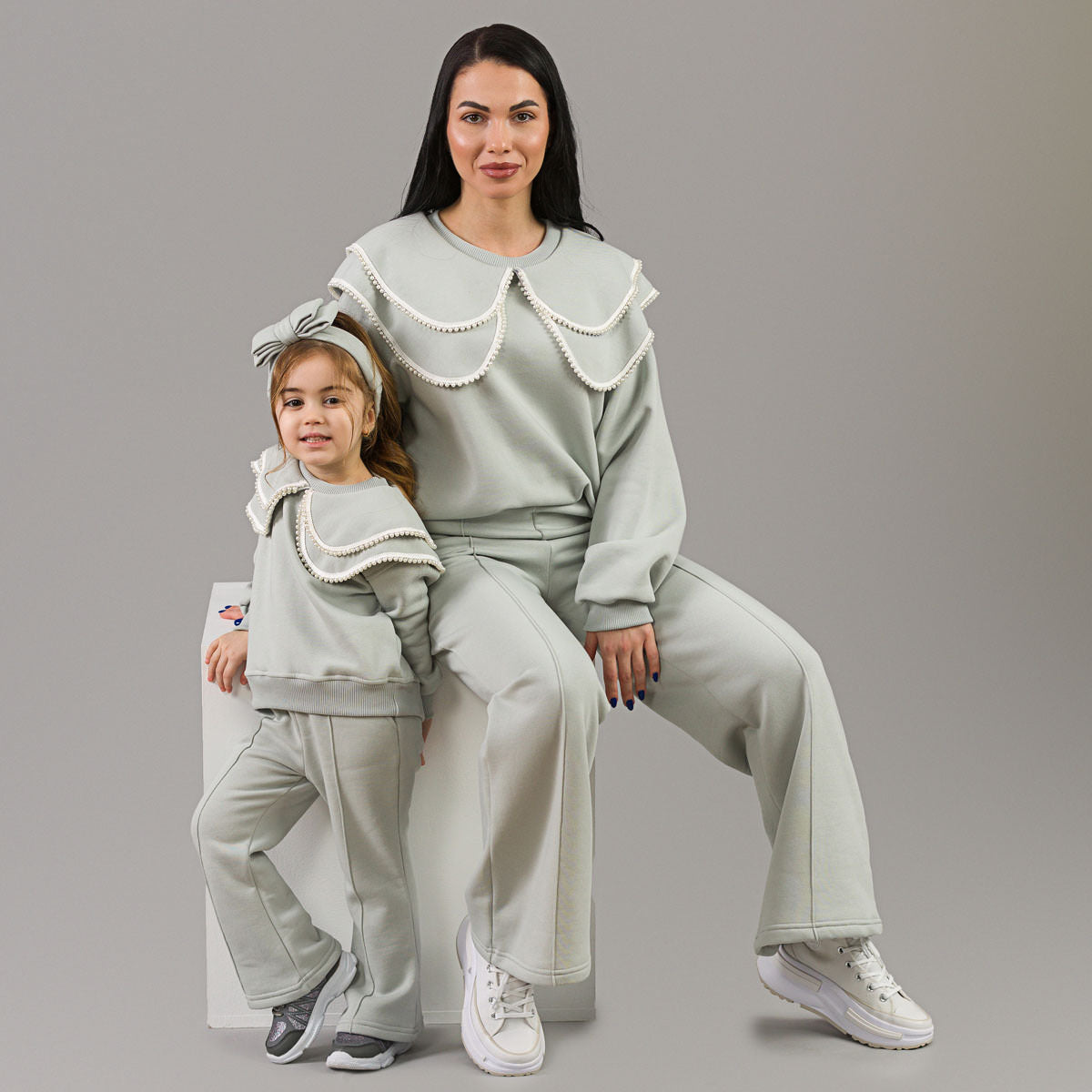 Set treninguri mama fiica gri cu guler accesorizat cu perle