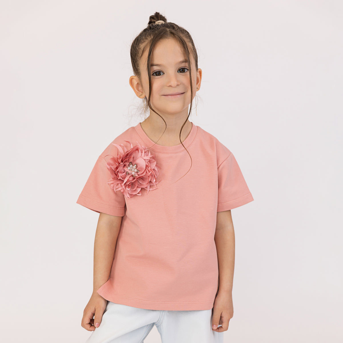 Tricou fete coral cu floare asortata si strasuri