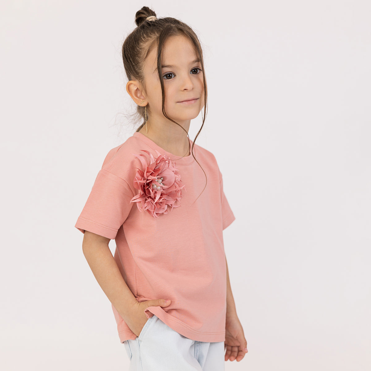 Tricou fete coral cu floare asortata si strasuri