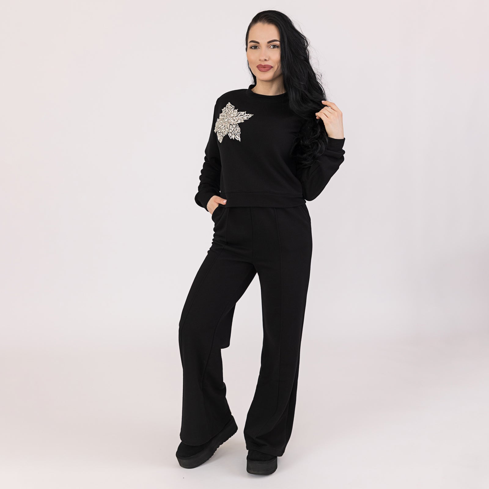 Trening dama negru cu floare din cristale aplicata pe piept