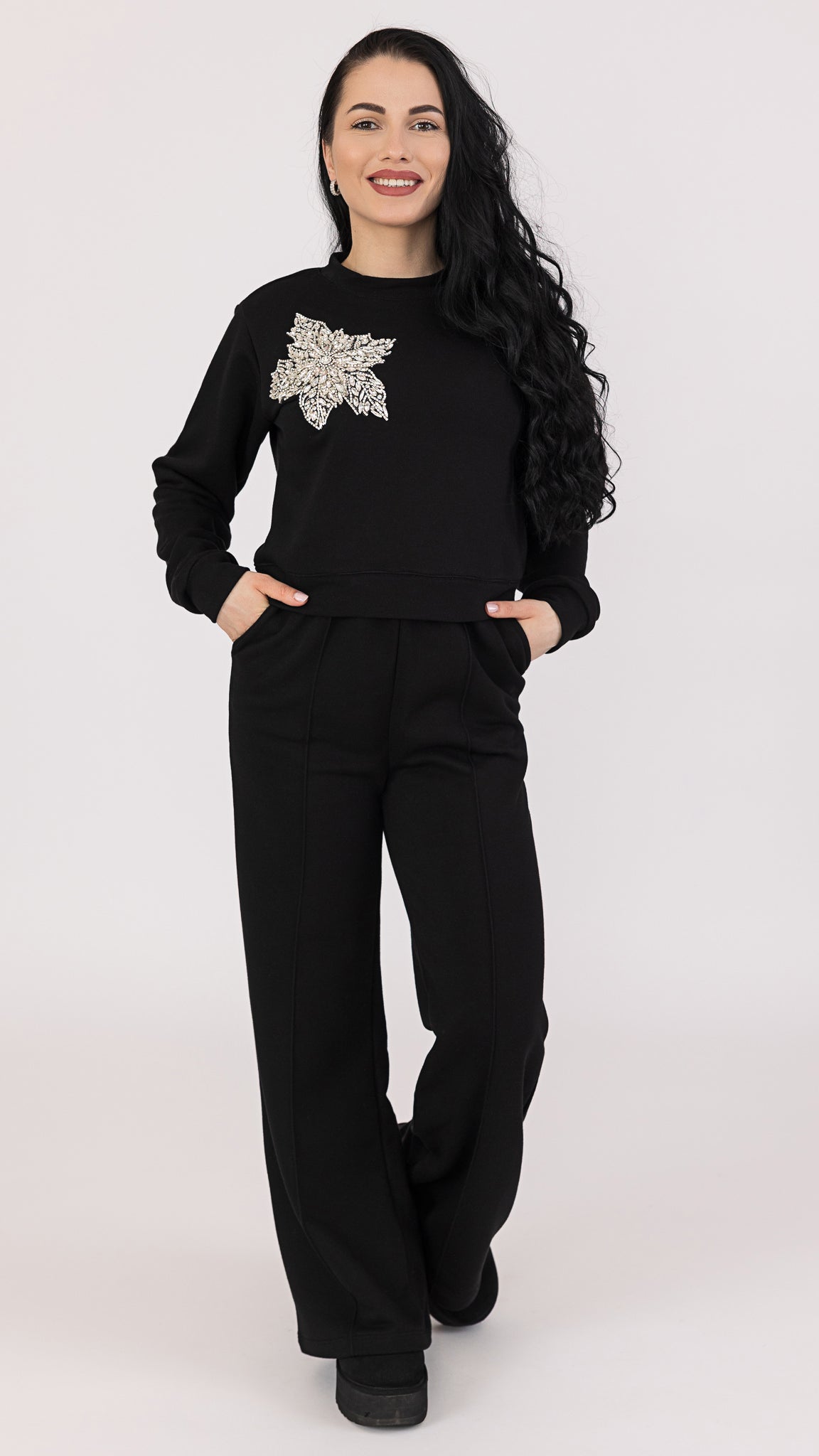 Trening dama negru cu floare din cristale aplicata pe piept