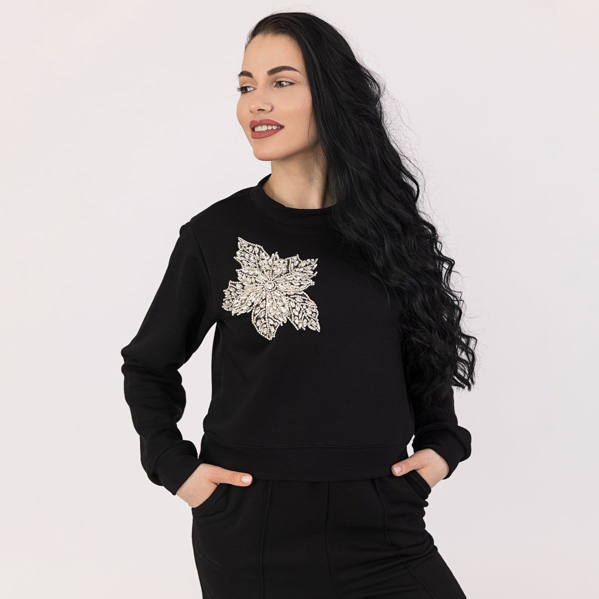 Trening dama negru cu floare din cristale aplicata pe piept