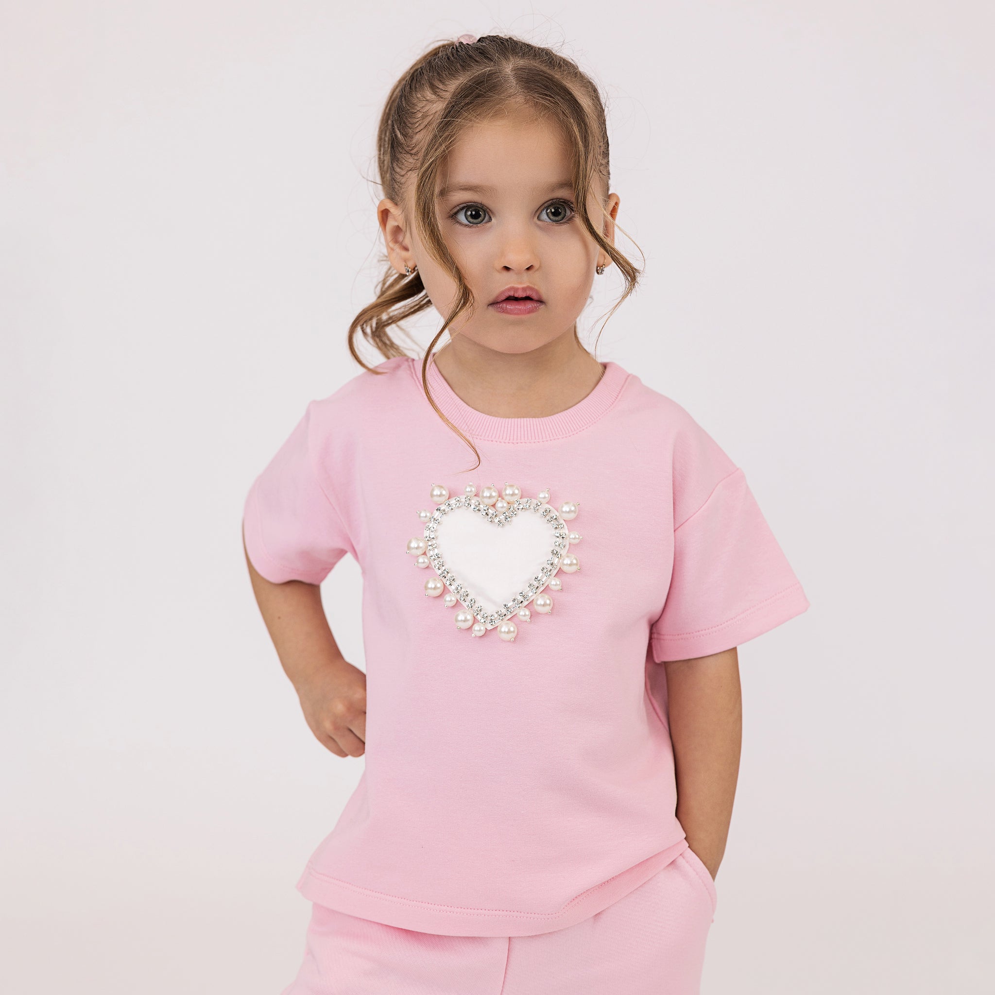 Tricou fete roz cu inima alba cu strasuri si perle
