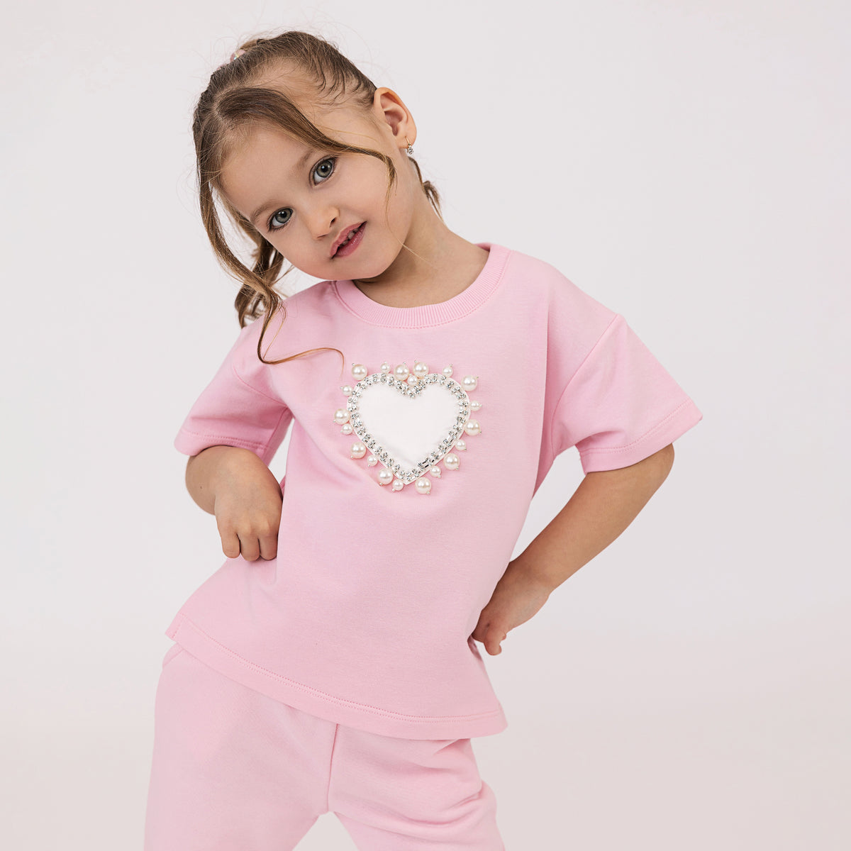 Tricou fete roz cu inima alba cu strasuri si perle