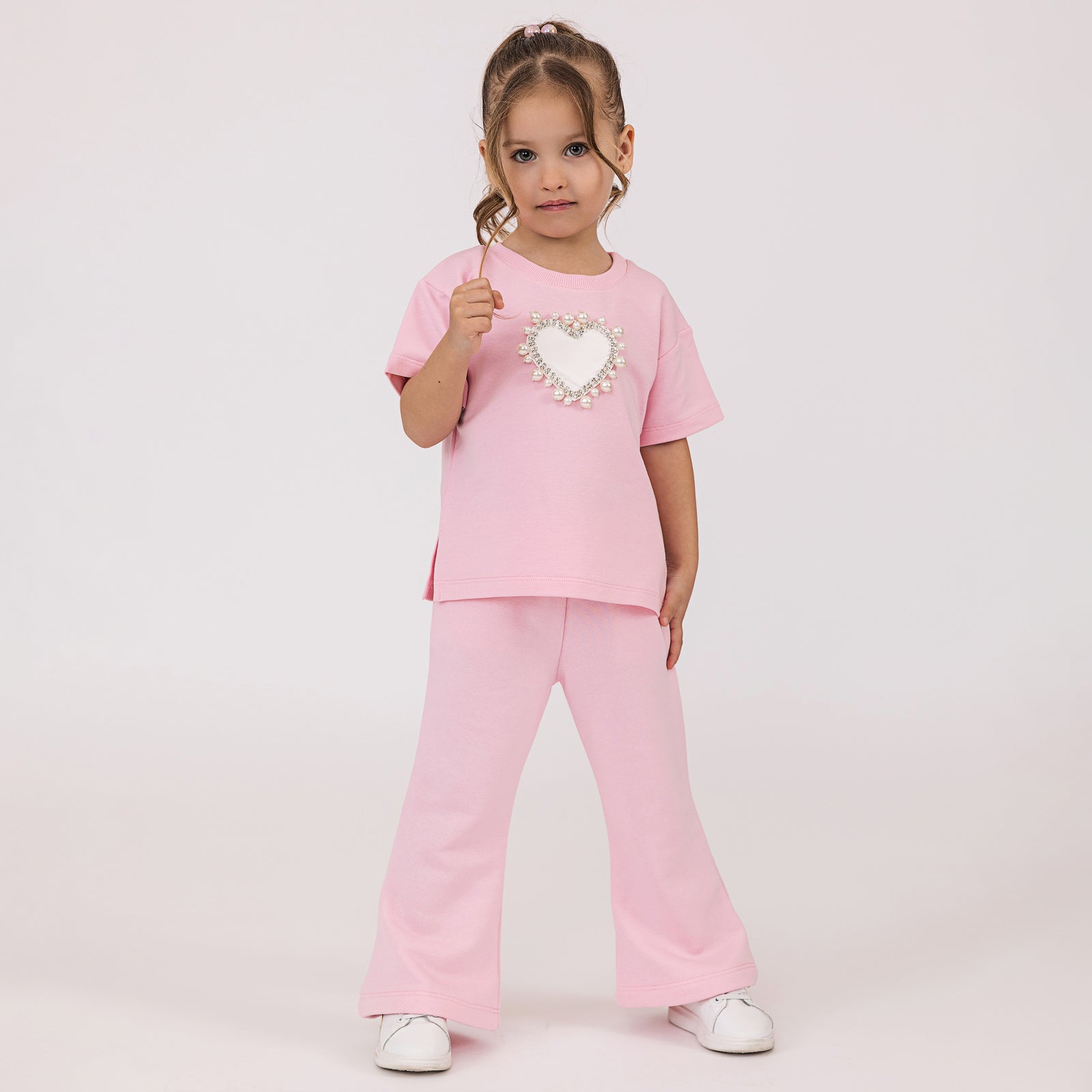 Tricou fete roz cu inima alba cu strasuri si perle