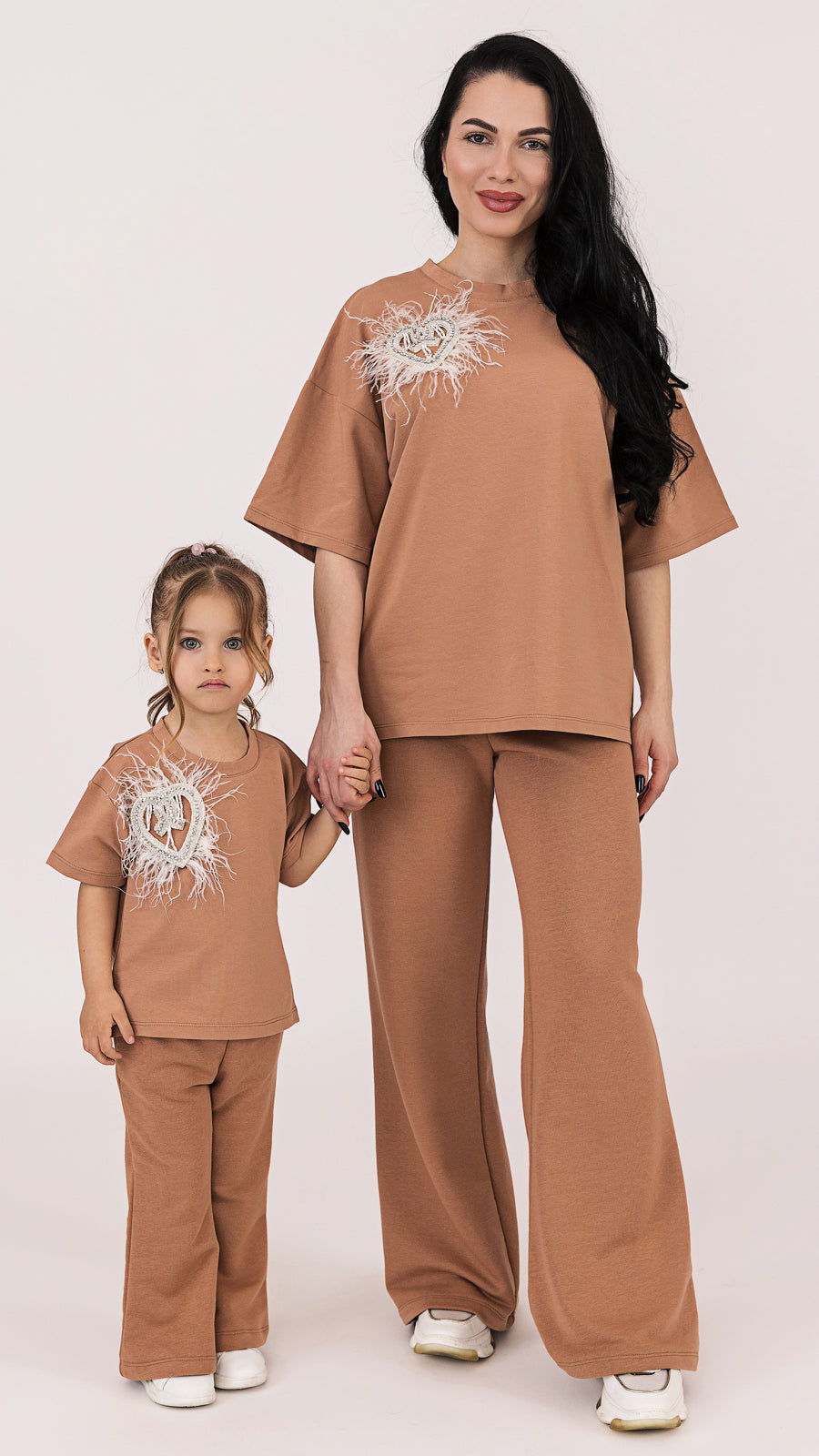 Set compleuri mama fiica mocha mousse cu aplicatie in forma de inima cu pene de strut