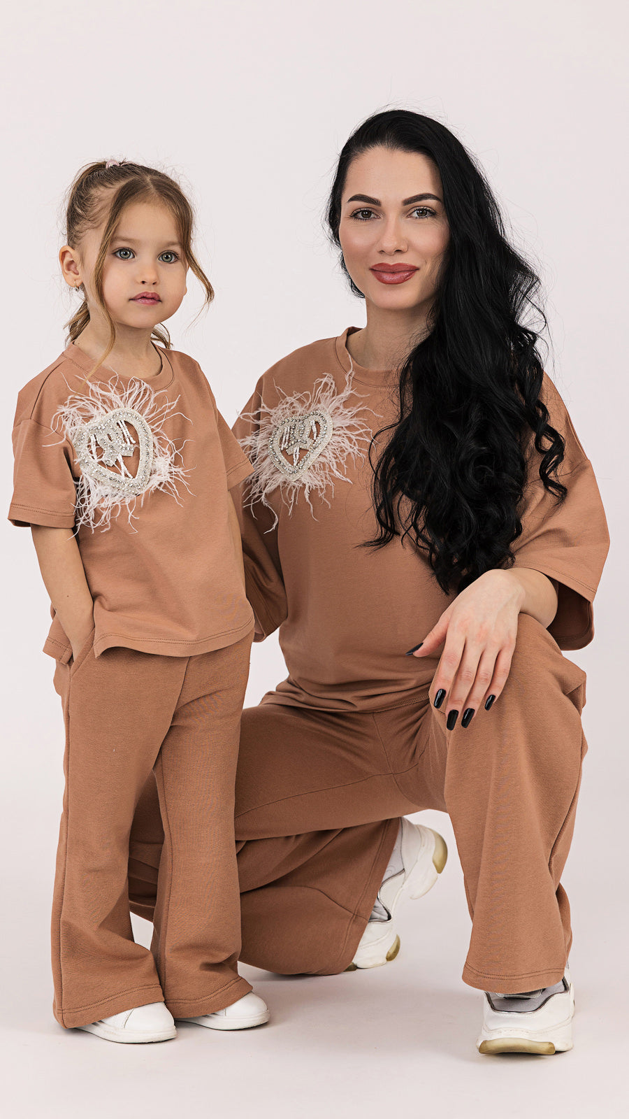 Set compleuri mama fiica mocha mousse cu aplicatie in forma de inima cu pene de strut