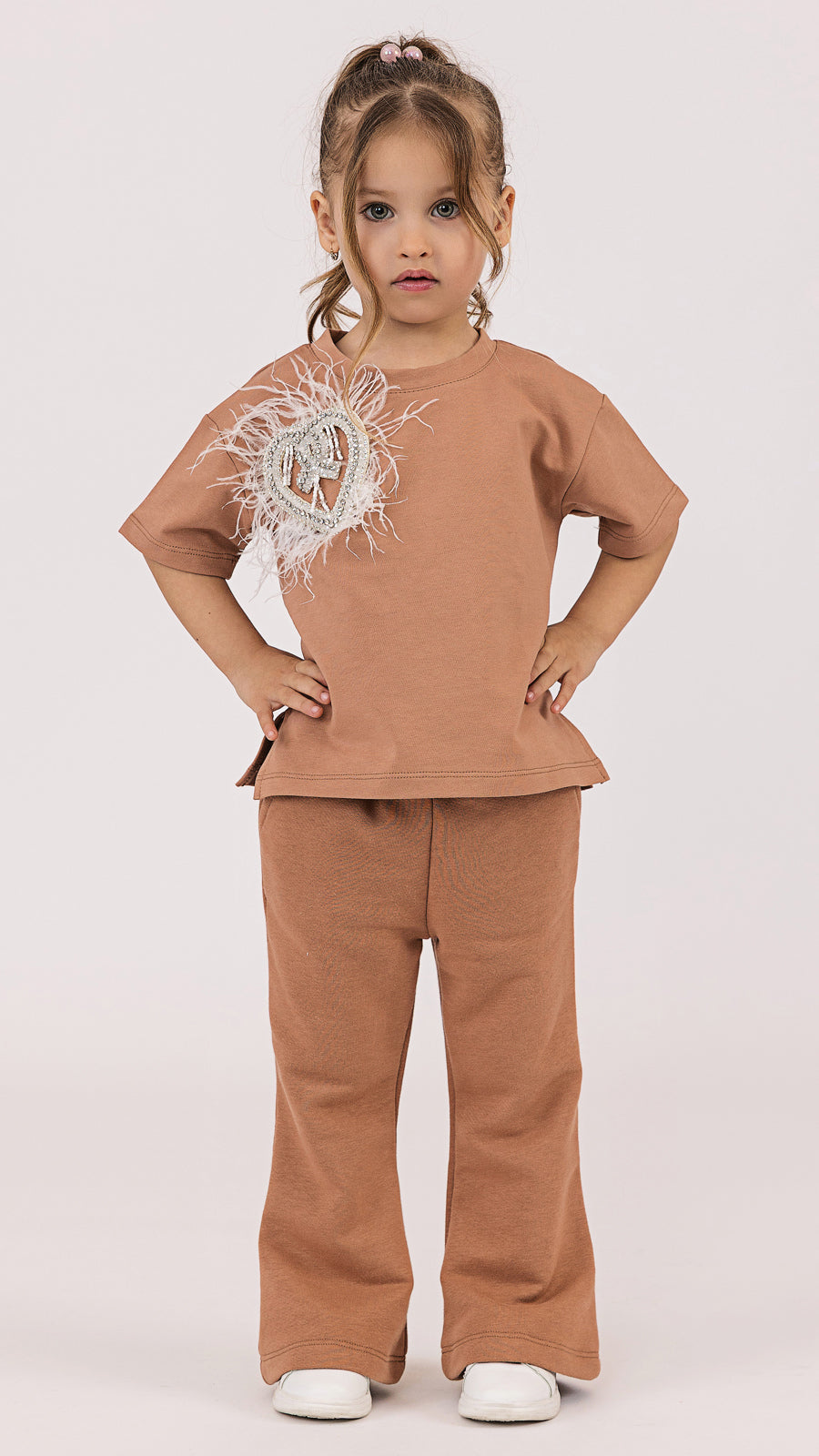 Set compleuri mama fiica mocha mousse cu aplicatie in forma de inima cu pene de strut