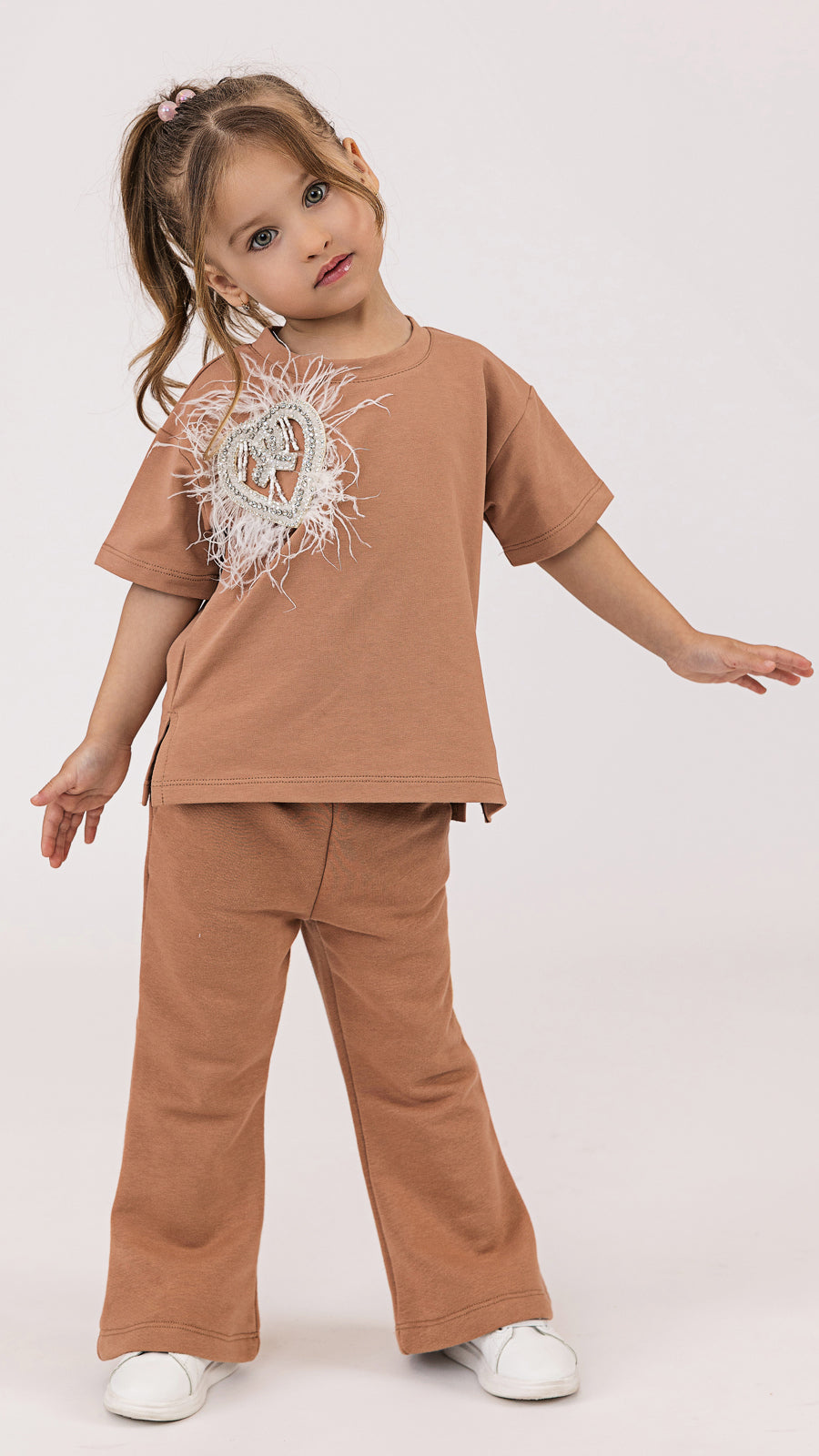 Set compleuri mama fiica mocha mousse cu aplicatie in forma de inima cu pene de strut