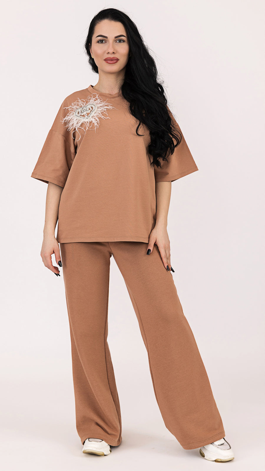 Compleu dama mocha mousse cu aplicatie in forma de inima cu pene de strut