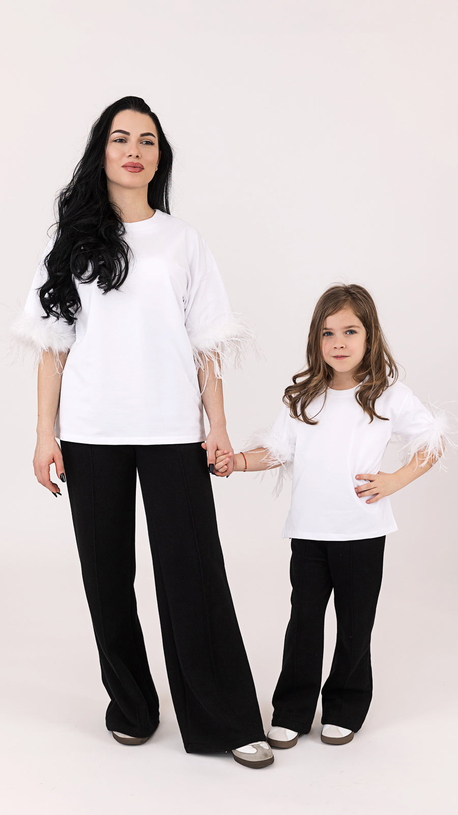 Set tricouri mama fiica alb cu pene de strut