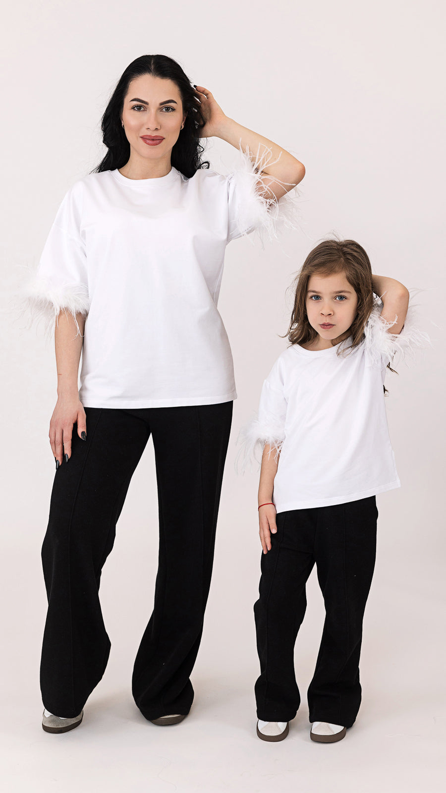 Set tricouri mama fiica alb cu pene de strut